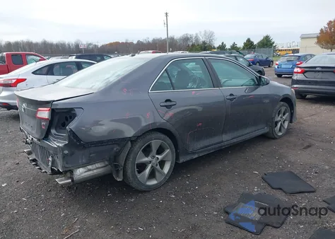2014 Toyota Camry Se V6 z USA, uszkodzony, nr VIN 4T1BK1FK2EU027441